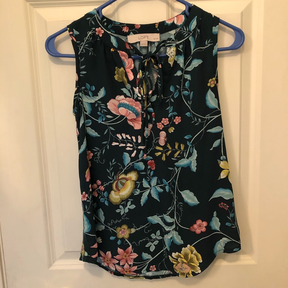 😎 3/$10 Loft green floral top - Picture 5 of 8